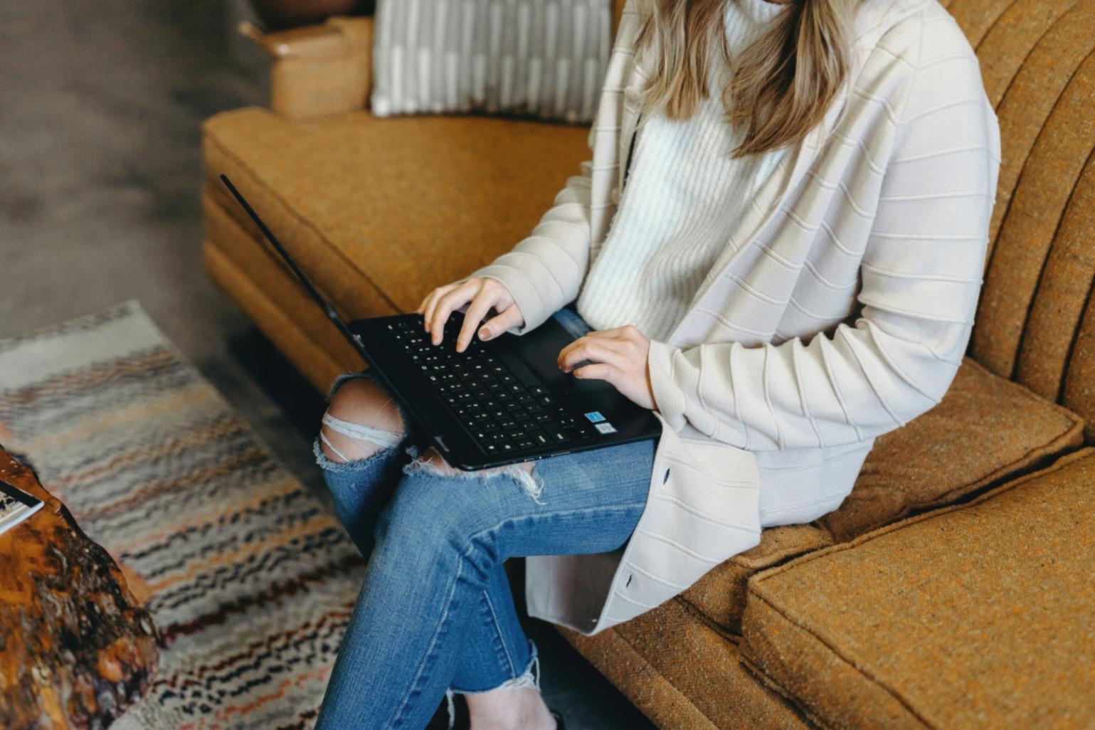 Equipo de elorandis analizando documentos financieros