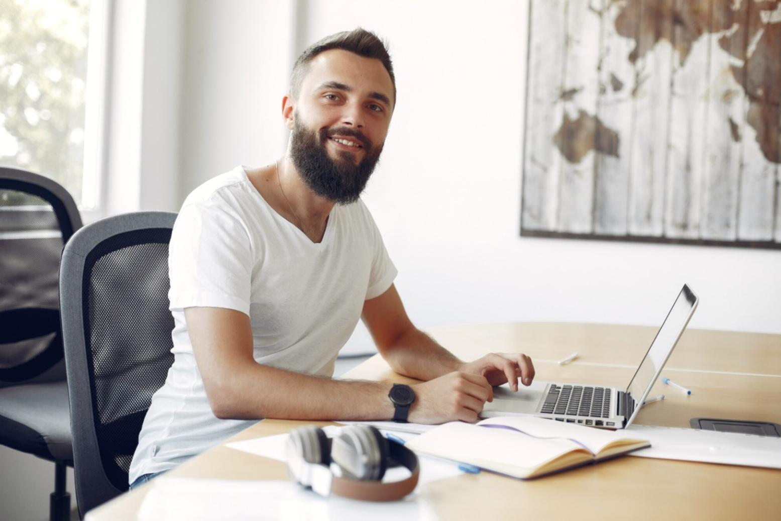 Profesionales trabajando en colaboración estratégica