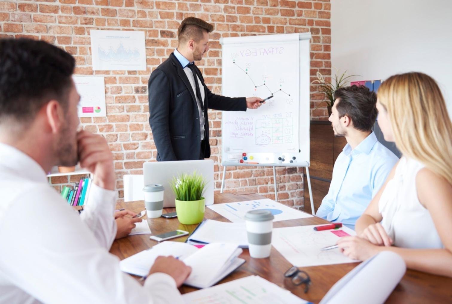 Equipo de profesionales financieros trabajando en consultoría presupuestaria